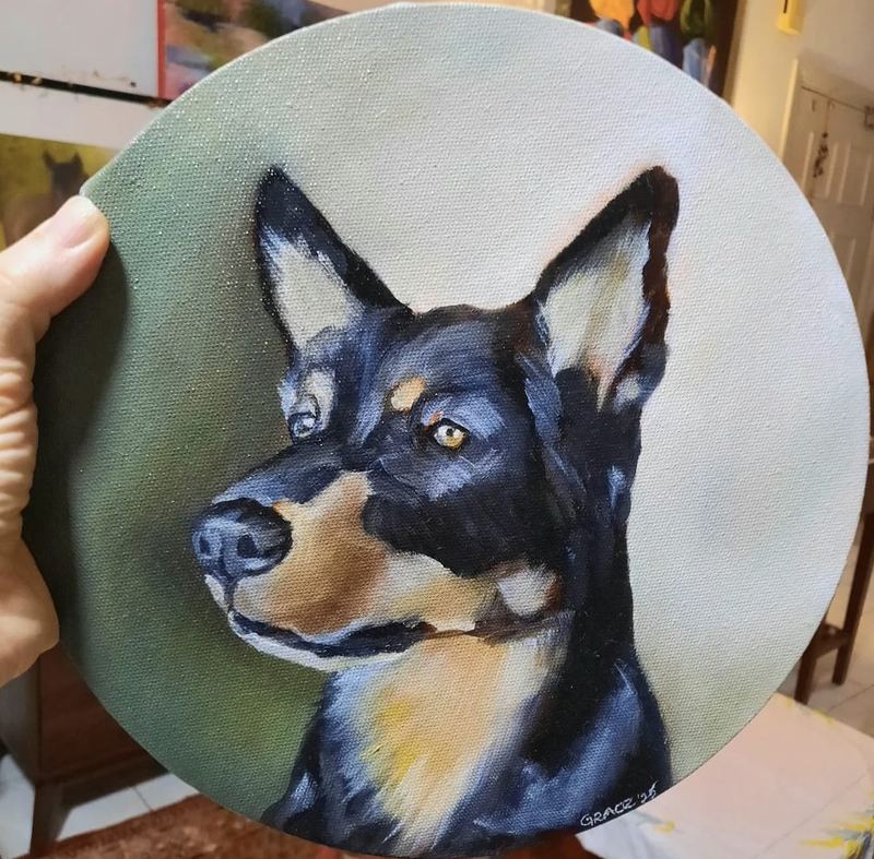 Round canvas portrait of a dog